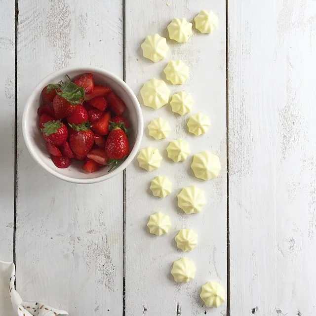 Vegan Saffron Meringue Kisses