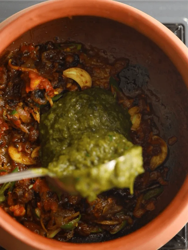 Pour the saag into the onion, ginger, garlic mixture