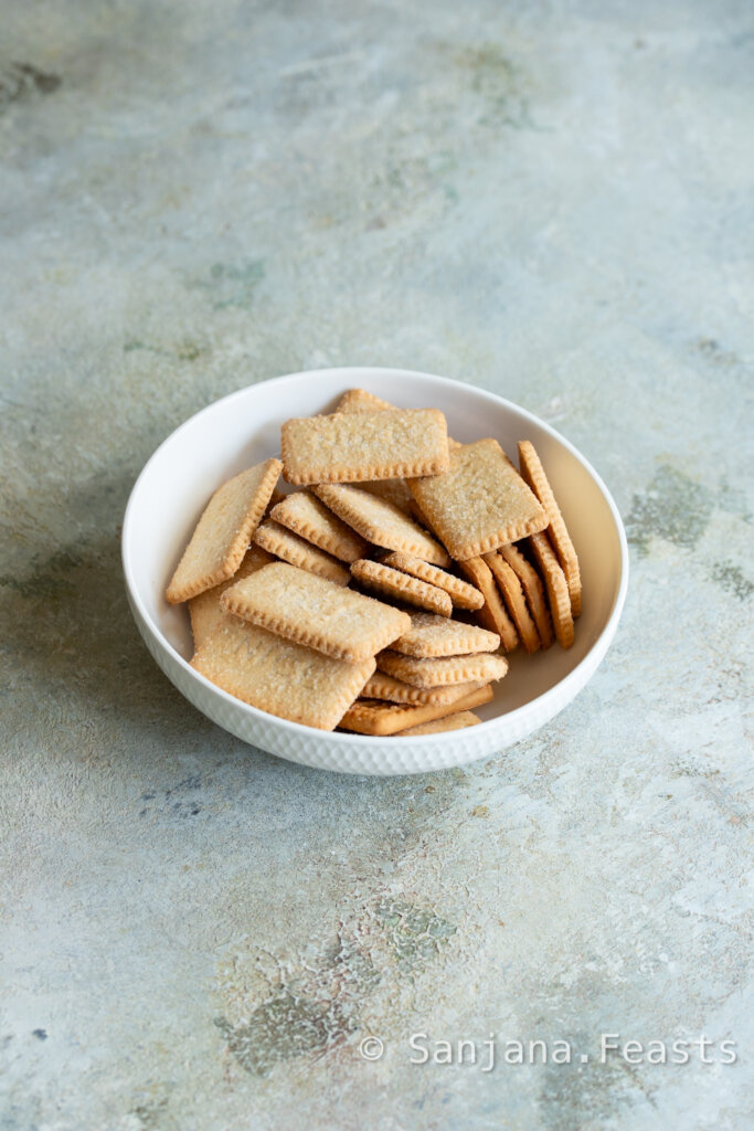 biscuits in bowl for cheesecake